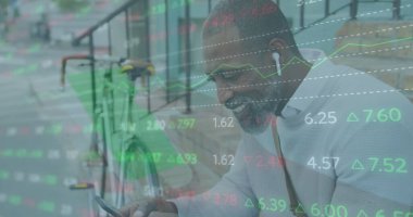 Şehirde akıllı telefon kullanan Afro-Amerikan bir adamın finansal veri işleme görüntüsü. Küresel finans, iş, bağlantılar, hesaplama ve veri işleme kavramı dijital olarak oluşturuldu.