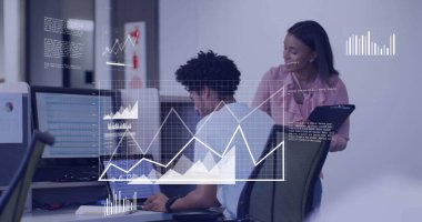 Ofisteki çeşitli iş adamlarının veri işleme görüntüsü. Küresel finans, iş, bağlantılar, hesaplama ve veri işleme kavramı dijital olarak oluşturuldu.