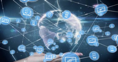 Dünya üzerindeki simgelerle bağlantı ağının resmi. Dijital olarak oluşturulmuş küresel bağlantılar, hesaplama ve veri işleme kavramı.