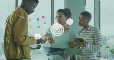 Ofisteki çeşitli iş adamları üzerindeki kablosuz ağ simgeleriyle olan bağlantıların resmi. Küresel finans, iş, bağlantılar, hesaplama ve veri işleme kavramı dijital olarak oluşturuldu.