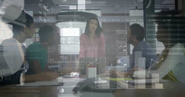 Ofisteki çeşitli iş adamlarıyla ilgili finansal veri işleme resmi. Küresel finans, iş, bağlantılar, hesaplama ve veri işleme kavramı dijital olarak oluşturuldu.