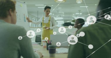 Ofisteki çeşitli iş adamları üzerinde insanlarla bağlantı kurma imajı. Küresel finans, iş, bağlantılar, hesaplama ve veri işleme kavramı dijital olarak oluşturuldu.