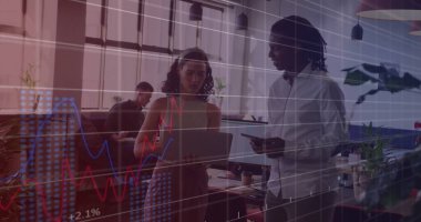 Ofisteki çeşitli iş adamlarıyla ilgili finansal veri işleme resmi. Küresel finans, iş, bağlantılar, hesaplama ve veri işleme kavramı dijital olarak oluşturuldu.