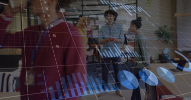 Ofisteki çeşitli iş adamlarıyla ilgili finansal veri işleme resmi. Küresel finans, iş, bağlantılar, hesaplama ve veri işleme kavramı dijital olarak oluşturuldu.