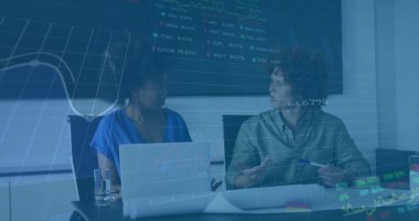 Ofiste iş tartışması yapan çeşitli meslektaşların mali veri işleme görüntüsü. İş, finans, ofis, iletişim, takım çalışması ve dijital arayüz kavramı dijital olarak oluşturulmuş görüntü.