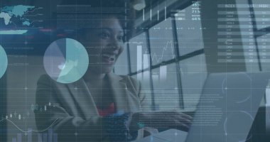 Afrikalı Amerikalı iş kadınının ofisindeki mali veri işleme görüntüsü. Küresel finans, iş, bağlantılar, hesaplama ve veri işleme kavramı dijital olarak oluşturuldu.