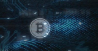 Veri işleme üzerine bitcoin sembolü animasyonu ve siyah arkaplan üzerindeki şekiller. Küresel iş, finans, bilgisayar ve dijital arayüz kavramı dijital olarak oluşturulmuş video.