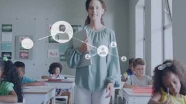 Çeşitli okul çocukları ve bayan öğretmenler üzerinde insanlarla iletişim kurma ikonlarının canlandırılması. Küresel eğitim, bağlantılar, hesaplama ve veri işleme kavramı dijital olarak oluşturulmuş video.