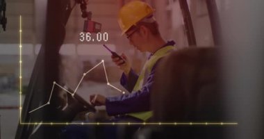 Asansör kamyonunu depoda kullanan Asyalı işçilere ait finansal veri işleme animasyonu. Küresel dağıtım, nakliye, finans ve dijital arayüz kavramı dijital olarak oluşturulmuş video.