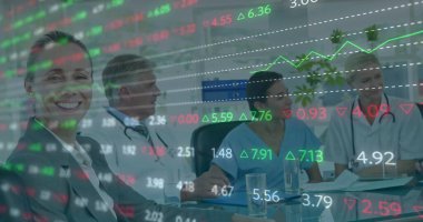 Çeşitli doktorların finansal veri işleme görüntüsü. Küresel tıp, bağlantılar, hesaplama ve veri işleme kavramı, dijital olarak oluşturulmuş resim.