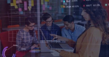 Çeşitli iş adamlarının iş görüşmeleri üzerine veri işleme ve diyagramların görüntüsü. İş, teknoloji ve dijital arayüz kavramı, dijital olarak oluşturulmuş görüntü.