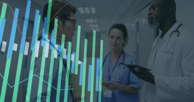 Çeşitli doktorların finansal veri işleme görüntüsü. Küresel tıp, bağlantılar, hesaplama ve veri işleme kavramı, dijital olarak oluşturulmuş resim.