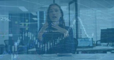 Kafkas iş kadınının ofisindeki finansal veri işleme görüntüsü. Küresel finans, iş dünyası, bağlantılar, hesaplama ve veri işleme kavramı, dijital olarak oluşturulmuş resim.