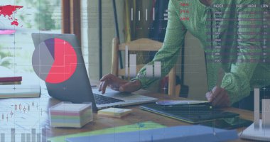 Dizüstü bilgisayar kullanan melez bir kadının mali veri işleme görüntüsü. Küresel finans, iş dünyası, bağlantılar, hesaplama ve veri işleme kavramı, dijital olarak oluşturulmuş resim.