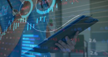 Kafkas erkek doktorun elinde dosyayla mali veri işleme görüntüsü. küresel tıp, bağlantılar, hesaplama ve veri işleme kavramı, dijital olarak oluşturulmuş resim.