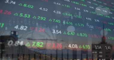 Şehir manzarası üzerinde finansal veri işleme resmi. Küresel iş, bağlantılar, hesaplama ve veri işleme kavramı dijital olarak oluşturulmuş resim.