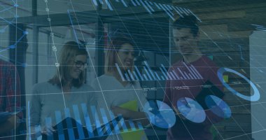 Ofisteki çeşitli iş adamlarıyla ilgili finansal veri işleme resmi. Küresel finans, iş dünyası, bağlantılar, hesaplama ve veri işleme kavramı, dijital olarak oluşturulmuş resim.