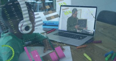 İnternette dizüstü bilgisayar kullanan Afrikalı Amerikalı bir çocuğun finansal veri işleme görüntüsü. Küresel finans, iş dünyası, bağlantılar, hesaplama ve veri işleme kavramı, dijital olarak oluşturulmuş resim.