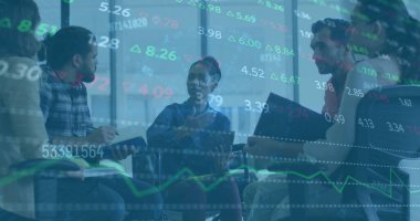 Ofiste iş tartışması yapan çeşitli meslektaşların mali veri işleme görüntüsü. Küresel iş, finans, bilgisayar ve dijital arayüz kavramı, dijital olarak oluşturulmuş görüntü.