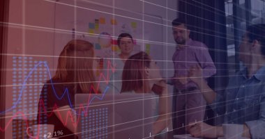 Çeşitli iş adamlarının iş görüşmeleri üzerine veri işleme ve diyagramların görüntüsü. İş, teknoloji ve dijital arayüz kavramı, dijital olarak oluşturulmuş görüntü.