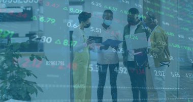 Ofiste iş tartışması yapan çeşitli meslektaşların mali veri işleme görüntüsü. Küresel iş, finans, bilgisayar ve dijital arayüz kavramı, dijital olarak oluşturulmuş görüntü.