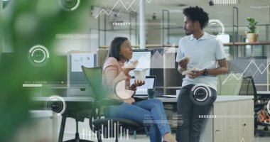 Ofiste iş tartışması yapan çeşitli meslektaşların mali veri işleme görüntüsü. Küresel iş, finans, bilgisayar ve dijital arayüz kavramı, dijital olarak oluşturulmuş görüntü.