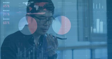 Ofiste akıllı telefon kullanan Asyalı iş adamının mali veri işleme görüntüsü. Küresel finans, iş dünyası, bağlantılar, hesaplama ve veri işleme kavramı, dijital olarak oluşturulmuş resim.