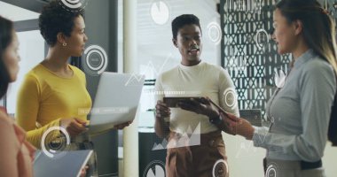 Ofiste iş tartışması yapan çeşitli meslektaşların mali veri işleme görüntüsü. Küresel iş, finans, bilgisayar ve dijital arayüz kavramı, dijital olarak oluşturulmuş görüntü.