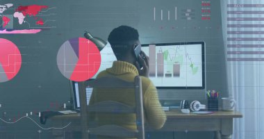 Bilgisayar kullanan Afrikalı Amerikalı bir kadının mali veri işleme görüntüsü. Küresel finans, iş dünyası, bağlantılar, hesaplama ve veri işleme kavramı, dijital olarak oluşturulmuş resim.