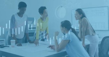 Ofiste iş tartışması yapan çeşitli meslektaşların mali veri işleme görüntüsü. Küresel iş, finans, bilgisayar ve dijital arayüz kavramı, dijital olarak oluşturulmuş görüntü.