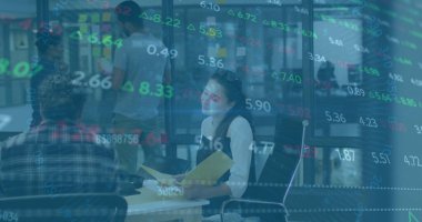 Ofiste iş tartışması yapan çeşitli meslektaşların mali veri işleme görüntüsü. Küresel iş, finans, bilgisayar ve dijital arayüz kavramı, dijital olarak oluşturulmuş görüntü.