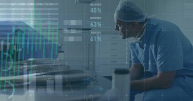 Beyaz erkek cerrahın istatistik ve veri işleme görüntüsü. Küresel tıp, bağlantılar, hesaplama ve veri işleme kavramı, dijital olarak oluşturulmuş resim.