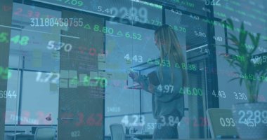 Ofiste çalışan melez iş kadınının mali veri işleme görüntüsü. Küresel iş, finans, bilgisayar ve dijital arayüz kavramı, dijital olarak oluşturulmuş görüntü.
