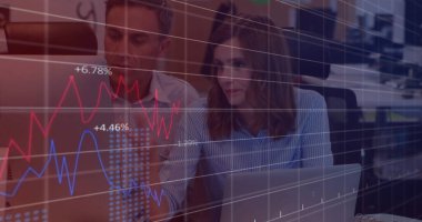 Kafkasyalı iş adamlarının iş görüşmesi üzerine veri işleme ve diyagramlar. İş, teknoloji ve dijital arayüz kavramı, dijital olarak oluşturulmuş görüntü.