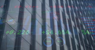 Şehir manzarası üzerinde finansal veri işleme resmi. Küresel iş, bağlantılar, hesaplama ve veri işleme kavramı dijital olarak oluşturulmuş resim.