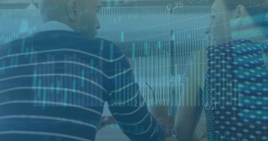 Ofisteki çeşitli iş adamlarıyla ilgili finansal veri işleme resmi. Küresel finans, iş dünyası, bağlantılar, hesaplama ve veri işleme kavramı, dijital olarak oluşturulmuş resim.