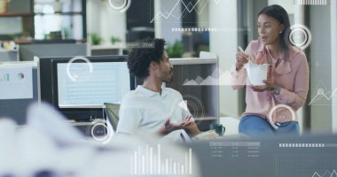 Ofiste iş tartışması yapan çeşitli meslektaşların mali veri işleme görüntüsü. Küresel iş, finans, bilgisayar ve dijital arayüz kavramı, dijital olarak oluşturulmuş görüntü.