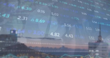 Şehir manzarası üzerinde finansal veri işleme resmi. Küresel iş, bağlantılar, hesaplama ve veri işleme kavramı dijital olarak oluşturulmuş resim.