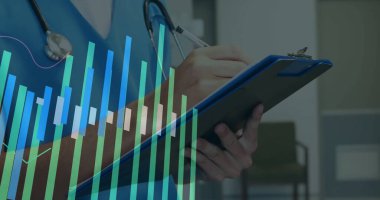 Beyaz kadın bir doktorun elinde dosyayla mali veri işleme görüntüsü. Küresel tıp, bağlantılar, hesaplama ve veri işleme kavramı, dijital olarak oluşturulmuş resim.