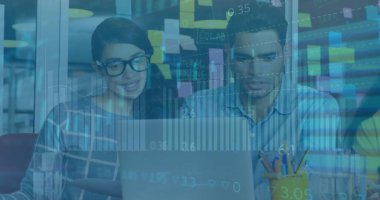 Ofisteki çeşitli iş adamlarıyla ilgili finansal veri işleme resmi. Küresel finans, iş dünyası, bağlantılar, hesaplama ve veri işleme kavramı, dijital olarak oluşturulmuş resim.