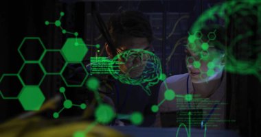 Sunucu odasında tablet kullanan çeşitli meslektaşların beyinleriyle veri işleme görüntüsü. Küresel bilim, teknoloji, bilgisayar ve dijital arayüz kavramı, dijital olarak oluşturulmuş görüntü.