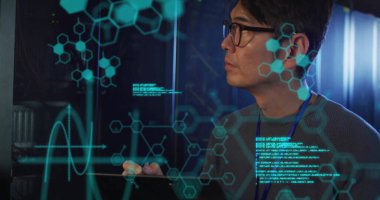 Sunucu odasındaki Asyalı iş adamının veri işleme ve kimyasal formülü. Küresel bilim, teknoloji, bilgisayar ve dijital arayüz kavramı, dijital olarak oluşturulmuş görüntü.