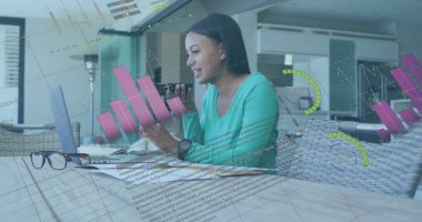 Akıllı telefon kullanan melez bir kadının mali veri işleme görüntüsü. Küresel finans, iş dünyası, bağlantılar, hesaplama ve veri işleme kavramı, dijital olarak oluşturulmuş resim.