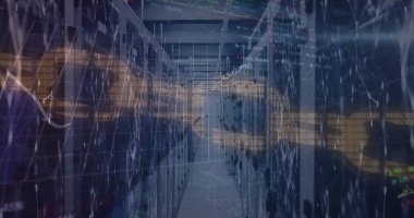 Bilgisayar sunucularında zincir ve dijital veri işleme resmi. Dijital olarak oluşturulmuş küresel bağlantılar, hesaplama ve veri işleme kavramı.