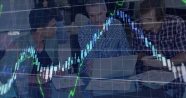 Veri işleme ve çeşitli iş adamlarının iş görüşmeleri üzerine diyagramlar. İş, teknoloji ve dijital arayüz kavramı, dijital olarak oluşturulmuş görüntü.