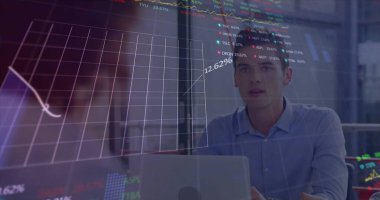 Çeşitli iş adamlarının iş görüşmeleri üzerine veri işleme ve diyagramların görüntüsü. İş, teknoloji ve dijital arayüz kavramı, dijital olarak oluşturulmuş görüntü.