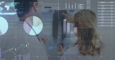 Çeşitli doktorların dijital veri işleme görüntüsü. Küresel tıp, bağlantılar, hesaplama ve veri işleme kavramı, dijital olarak oluşturulmuş resim.