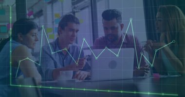 Ofisteki çeşitli iş adamlarıyla ilgili finansal veri işleme resmi. Küresel finans, iş dünyası, bağlantılar, hesaplama ve veri işleme kavramı, dijital olarak oluşturulmuş resim.