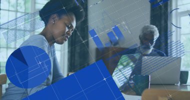 Bilgisayarı kullanan Afrikalı Amerikalı bir kadının mali veri işleme görüntüsü. Küresel finans, iş dünyası, bağlantılar, hesaplama ve veri işleme kavramı, dijital olarak oluşturulmuş resim.