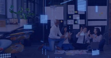 Modern ofisteki çeşitli ekipler üzerinde veri işleme imgesi. Teknoloji, takım çalışması, işbirliği, beyin fırtınası, çeşitlilik, yenilik